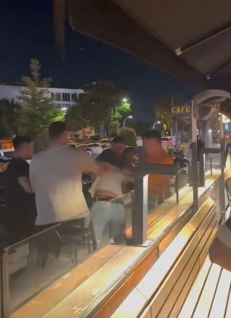 İstanbul Küçükçekmece'deki Starbucks'ta iki grup arasında çıkan kavga, büyük bir