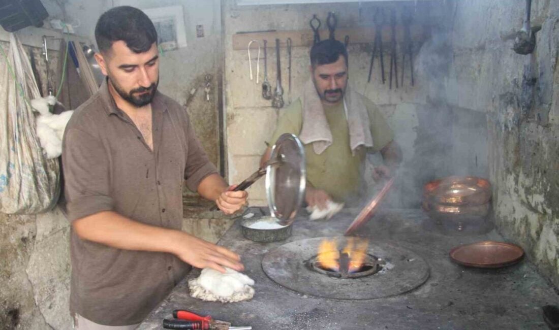 Gaziantep’te sıcak hava koşullarında baba mesleğini sürdüren kalaycılar, Ökkeş ve