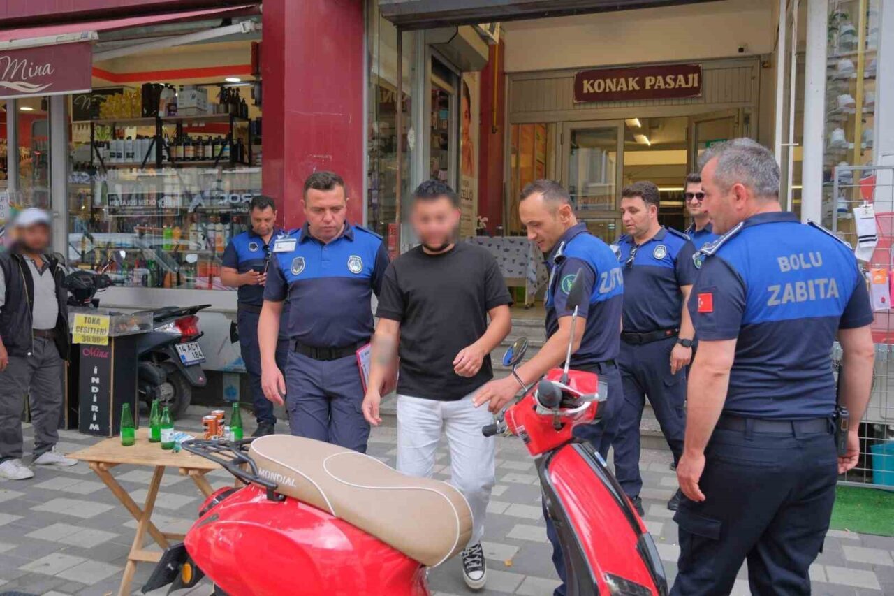 Bolu'da zabıta ekipleri, Cumhuriyet Caddesi'nde yaptığı denetimle kaldırım işgali yapan