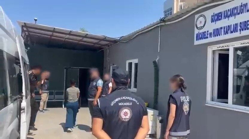 Denizli'de gerçekleştirilen operasyonda, göçmen kaçakçılığı yapan Kamerunlu organizatör tutuklandı. 11