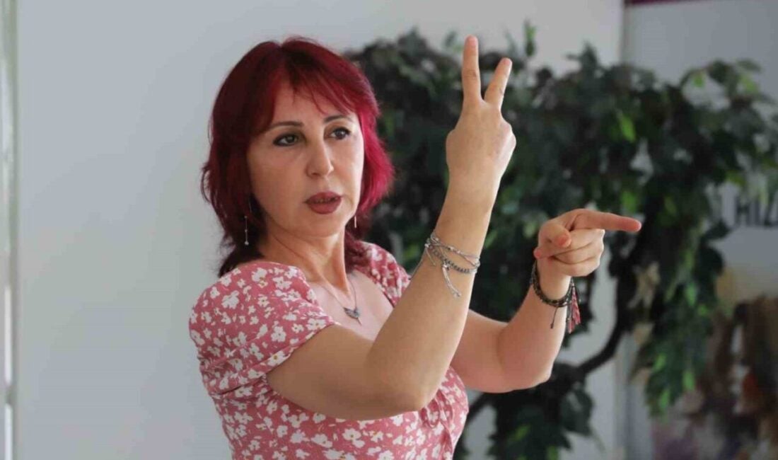 Manisa'nın Alaşehir ilçesinde, işitme engellilere daha iyi hizmet vermek amacıyla