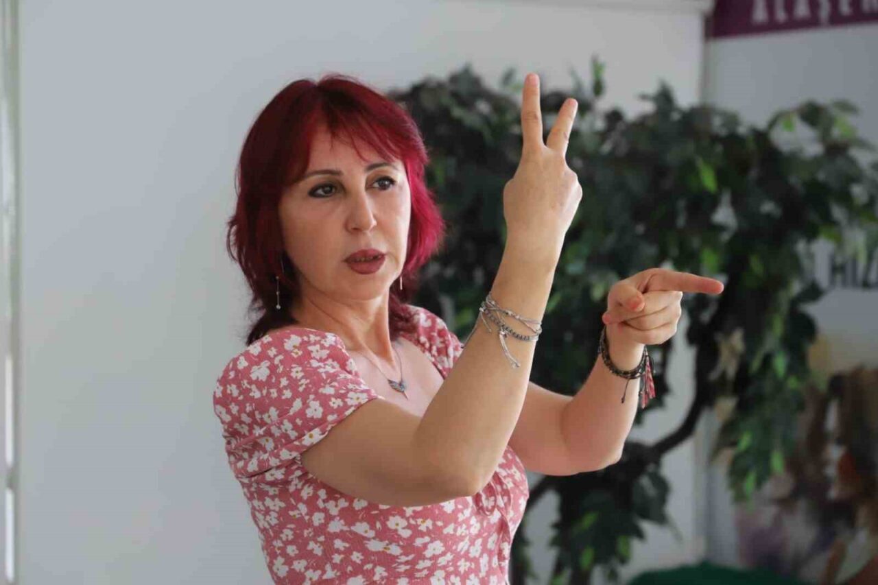Manisa'nın Alaşehir ilçesinde, işitme engellilere daha iyi hizmet vermek amacıyla
