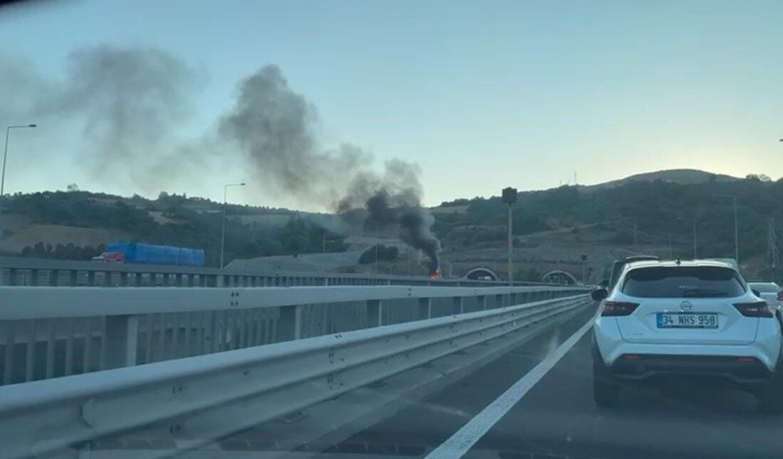 Kuzey Marmara Otoyolu'nda, Sevindikli mevkiinde seyir halindeki bir kamyon alev