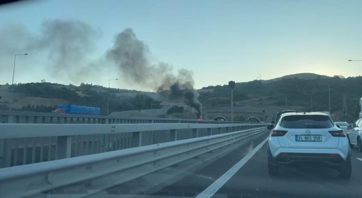 Kuzey Marmara Otoyolu'nda, Sevindikli mevkiinde seyir halindeki bir kamyon alev