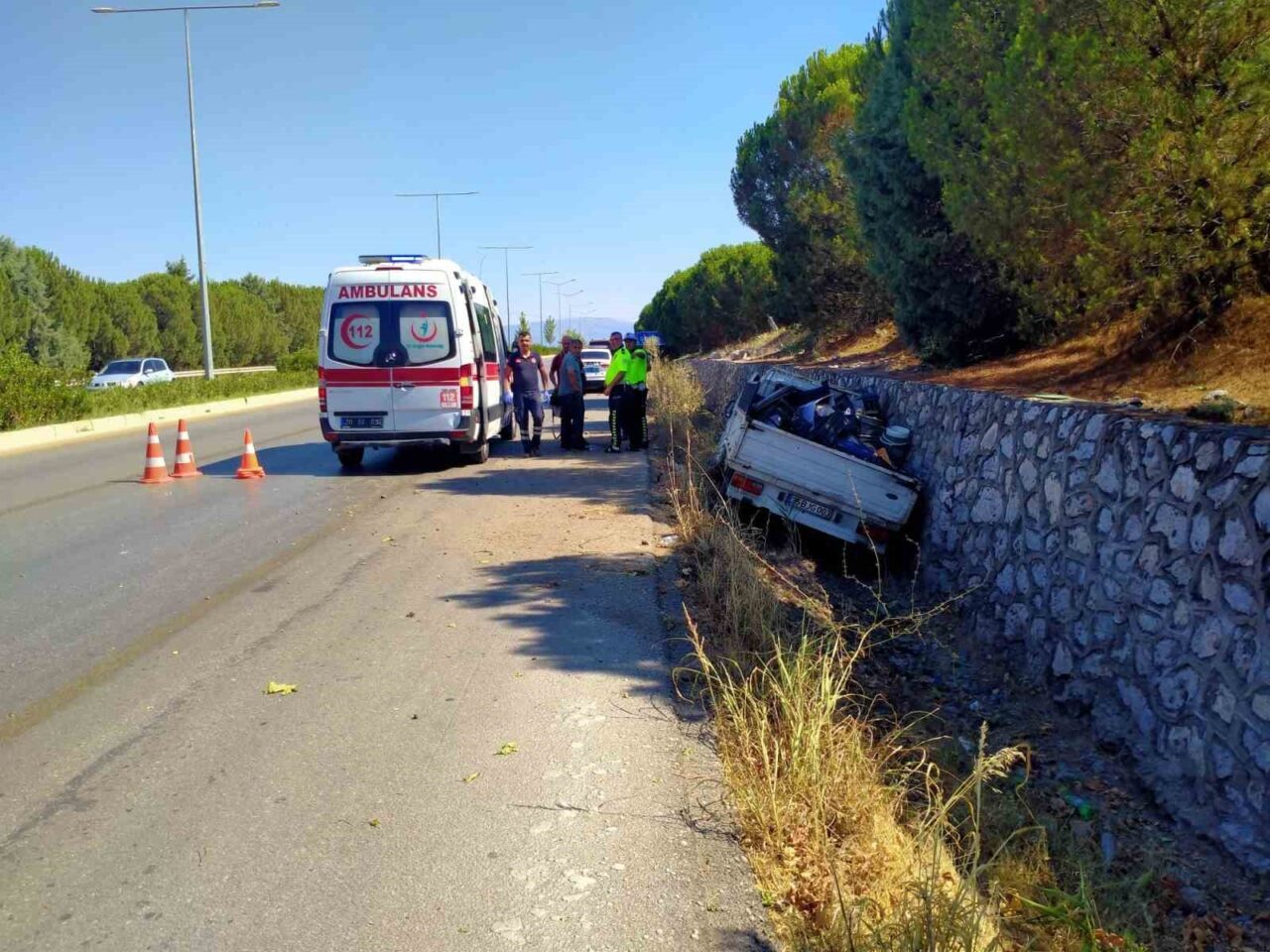 Denizli'nin Merkezefendi ilçesinde T.K. yönetimindeki kamyonet, direksiyon hakimiyetinin kaybolması sonucu