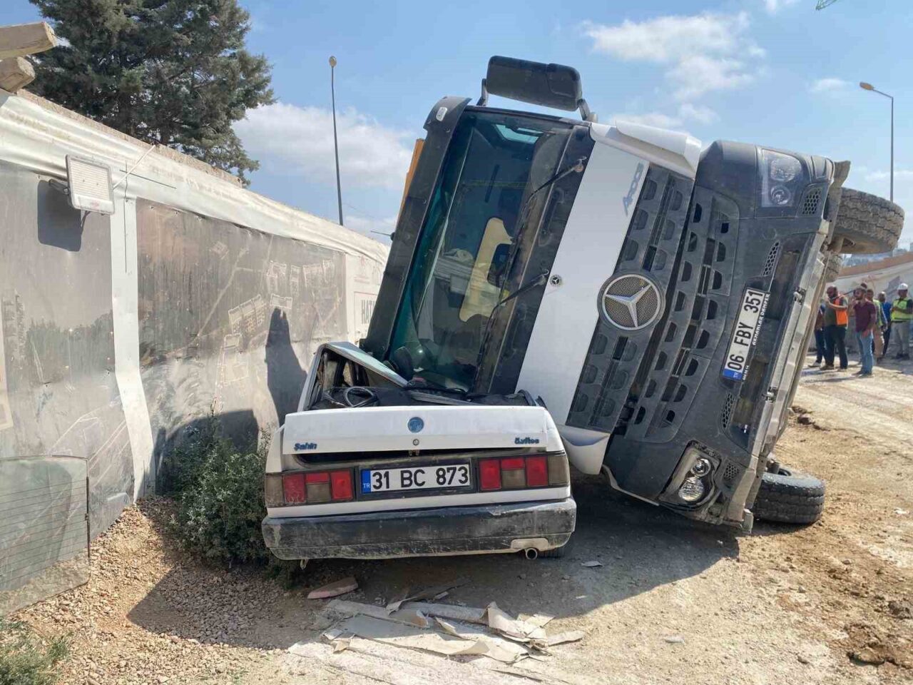Hatay'ın Defne ilçesinde bir inşaat sahasında kontrolünü kaybeden toprak yüklü