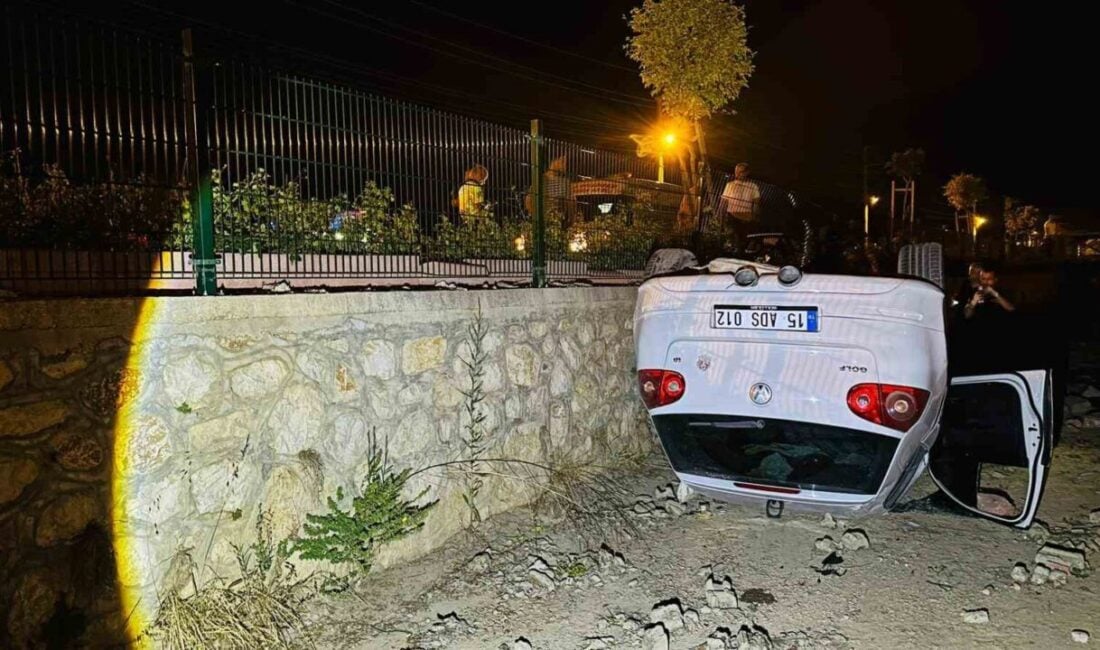 Burdur'un Bucak ilçesinde gece saatlerinde sürücünün kontrolünü kaybetmesi sonucu otomobil