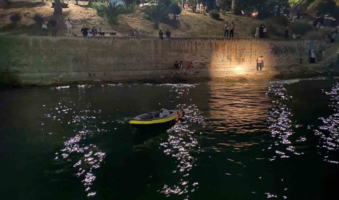 Kocaeli'nin Darıca ilçesinde, kano ile denize açılan iki kişi alabora
