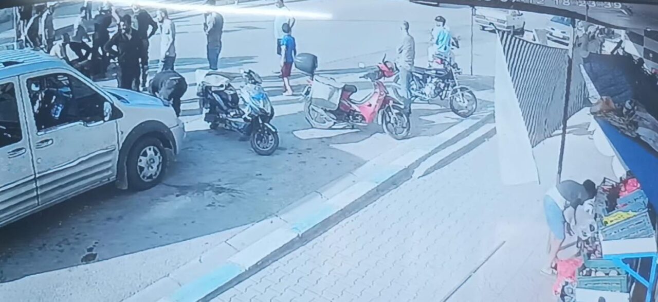 Hatay'ın Yayladağı ilçesinde hafif ticari aracın sürücüsü kapısını açtığında motosiklet