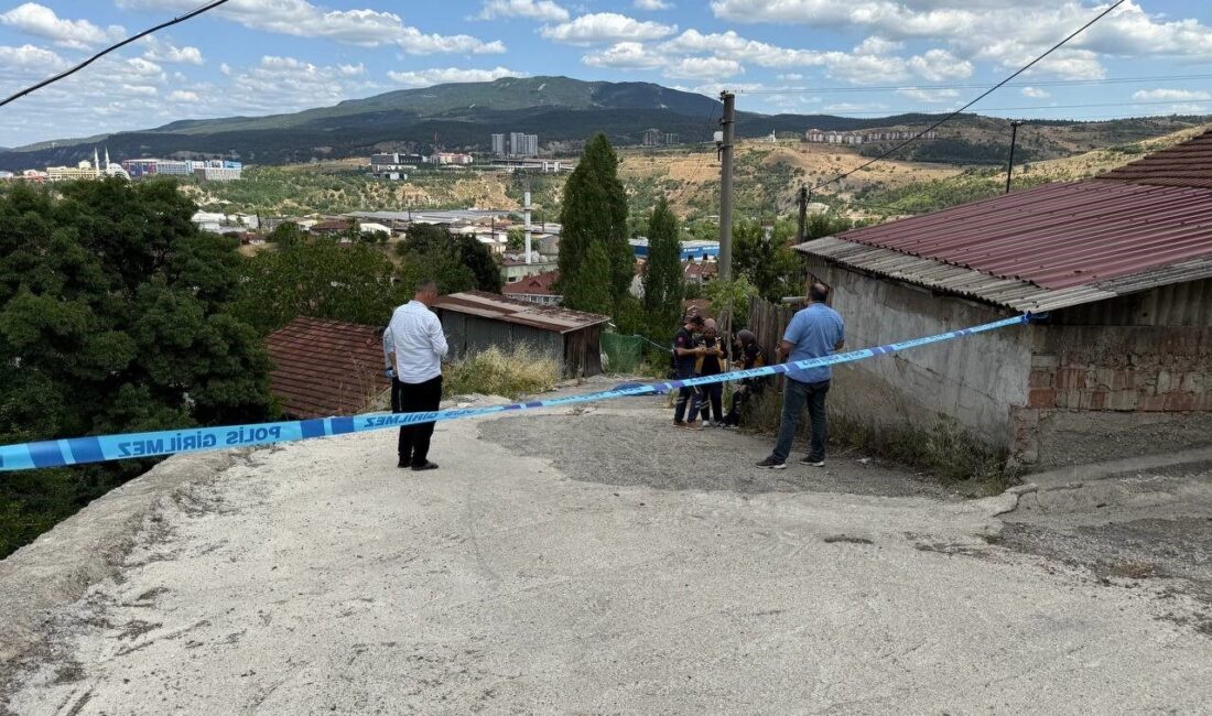 Karabük'te 54 yaşındaki Erdoğan Denizli, yürüyüşü sırasında dengesini kaybedip düştü.