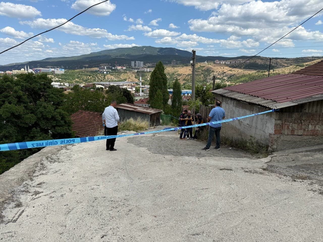 Karabük'te 54 yaşındaki Erdoğan Denizli, yürüyüşü sırasında dengesini kaybedip düştü.