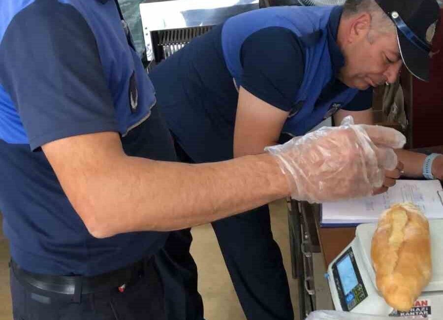 Karacasu'da zabıta ekipleri ekmek üretimi yapan fırınları denetleyerek gramaj ve