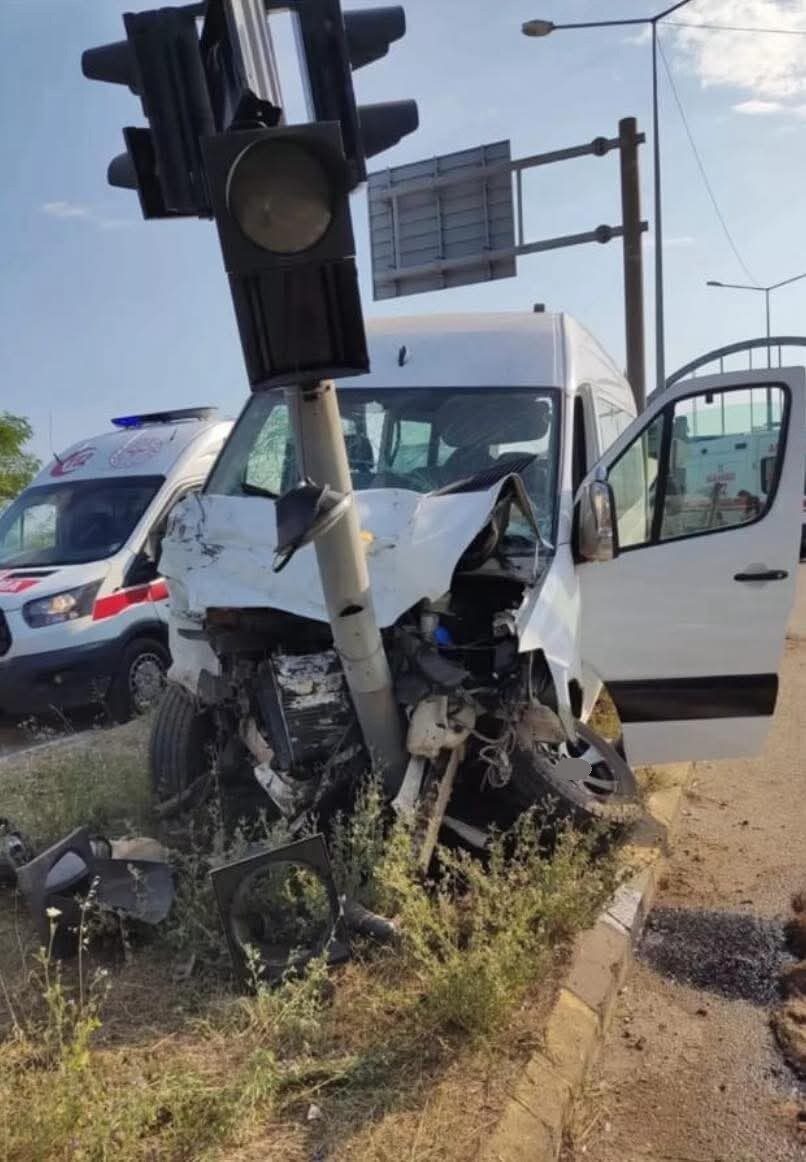 Giresun'un Güce ilçesinde Karadeniz Sahil Yolu'nda meydana gelen kazada 13