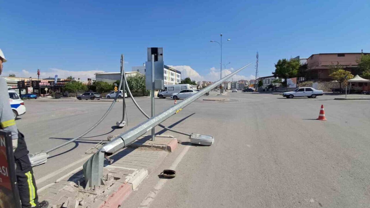 Karaman'da Hamidiye Mahallesi'nde bir tarım aracı, kaldırımda bulunan aydınlatma direğine