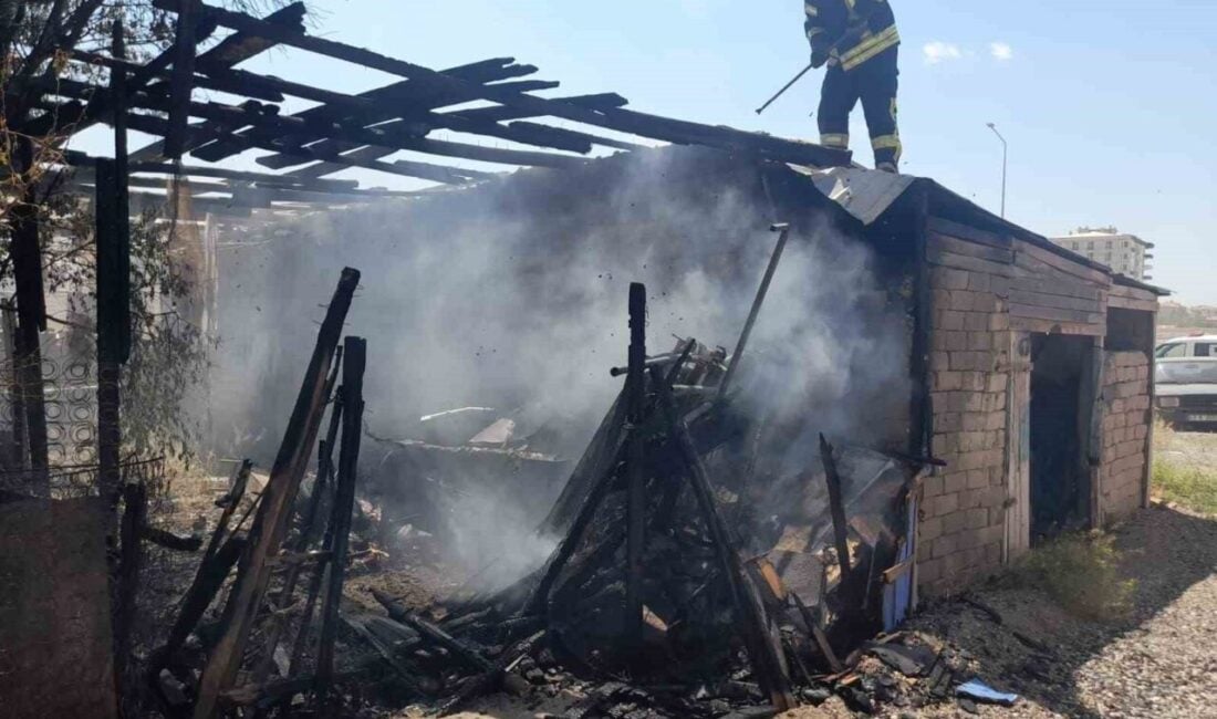 Karaman'ın Yenişehir Mahallesi'ndeki bir depoda çıkan yangın, itfaiye ekiplerinin bir