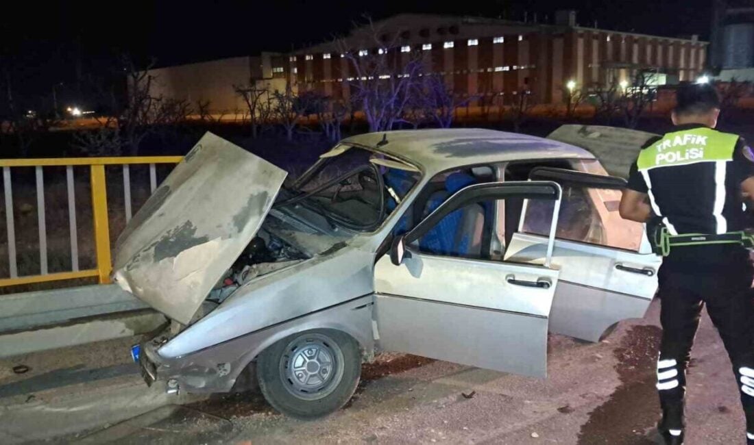 Karaman'da F.A. yönetimindeki otomobil, direksiyon hakimiyetinin kaybolması sonucu önce trafik
