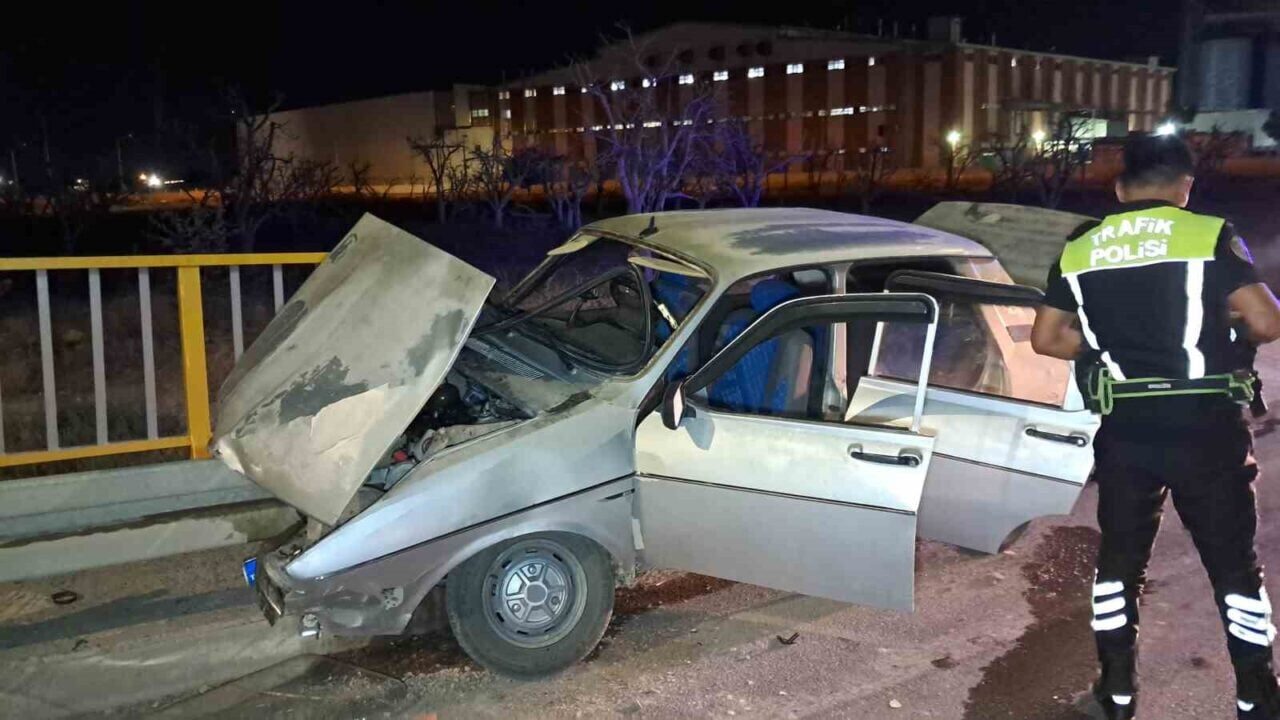 Karaman'da F.A. yönetimindeki otomobil, direksiyon hakimiyetinin kaybolması sonucu önce trafik