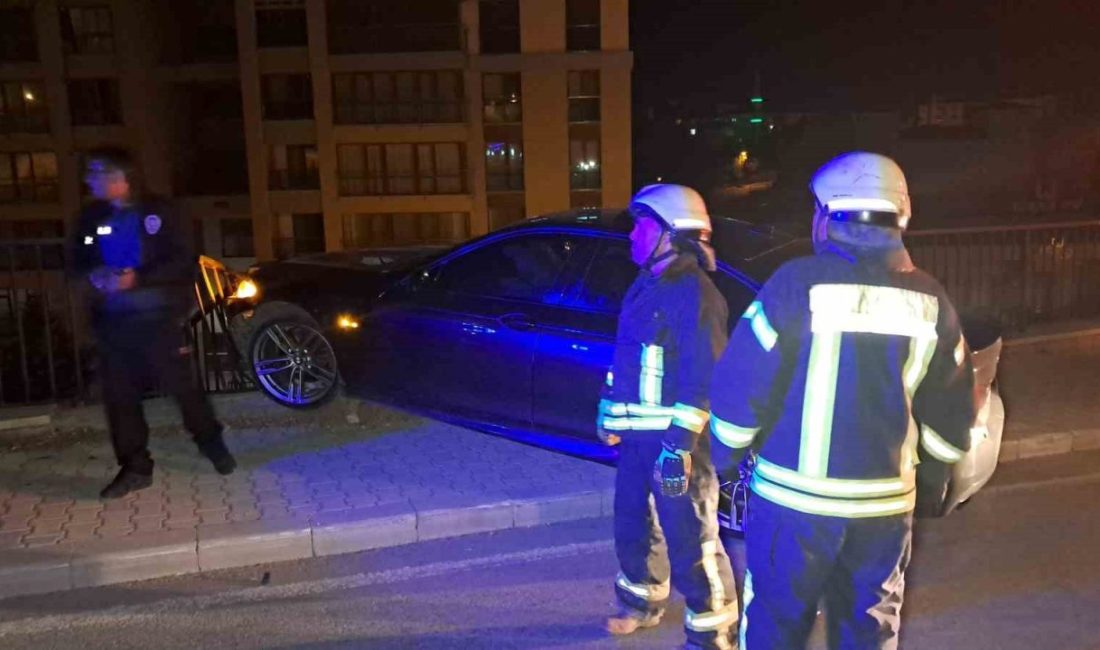 Karaman'da gece saatlerinde Gevher Hatun Mahallesi'nde bir BMW otomobil, kontrolden