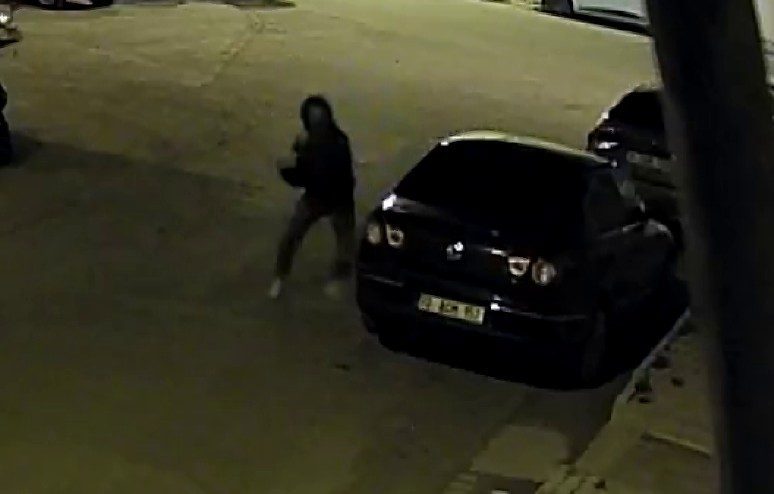 Karaman'da bir kişi, Cedit Mahallesi'nde park halindeki bir otomobile motosiklet