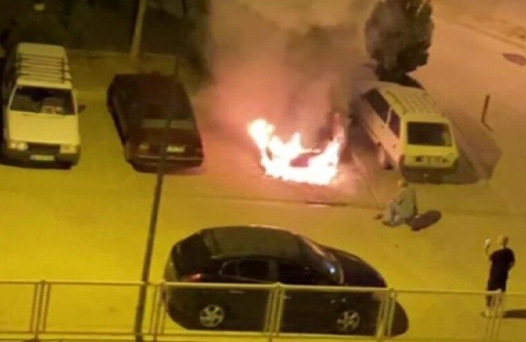Karaman’daki bir sitenin otoparkında park halindeki otomobil, gece saatlerinde alev
