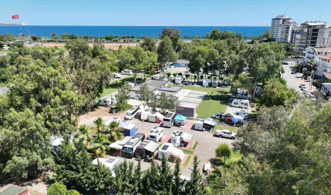 Antalya Büyükşehir Belediyesi'nin Konyaaltı'ndaki Karavan Park'ı, tatil sezonunda yerli ve