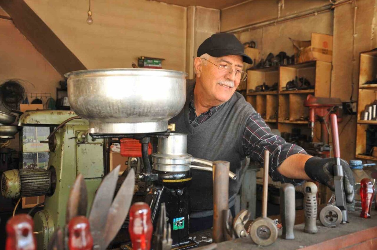 Kars'ta Elik ailesi, 1940'lardan bu yana süt makinesi tamiriyle uğraşarak