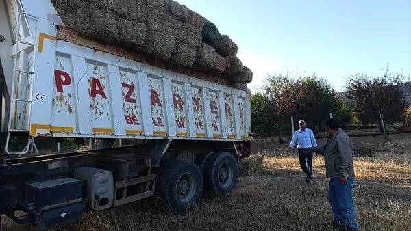 Bilecik'in Osmaneli ilçesindeki Kaşıkçılar Köyü'nde yangın mağdurlarına hayırsever çiftçiler tarafından