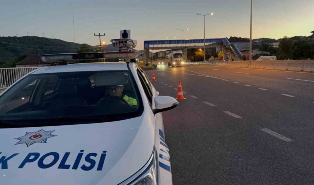 Düzce Trafik Ekipleri, D100 ve D655 karayollarında düzenledikleri denetimlerde hızı