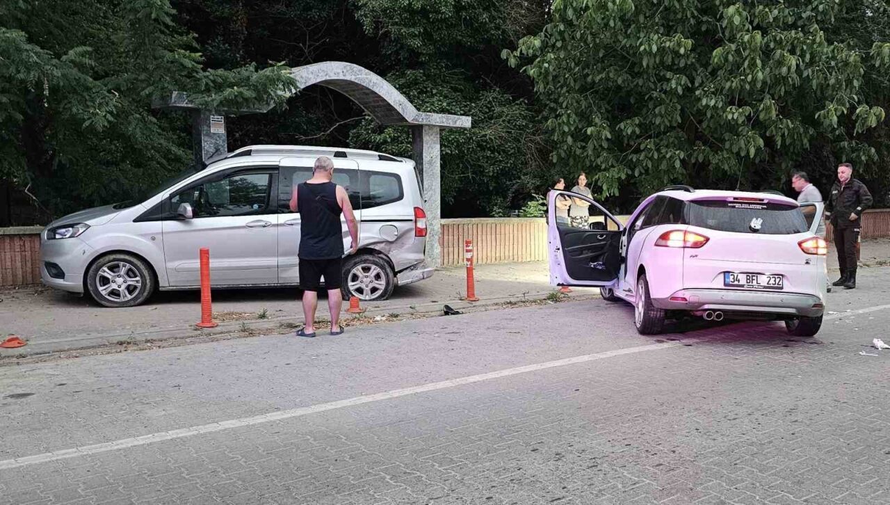 Kastamonu'nun Cide ilçesinde Murat O.'nun kullandığı otomobil, park halindeki hafif