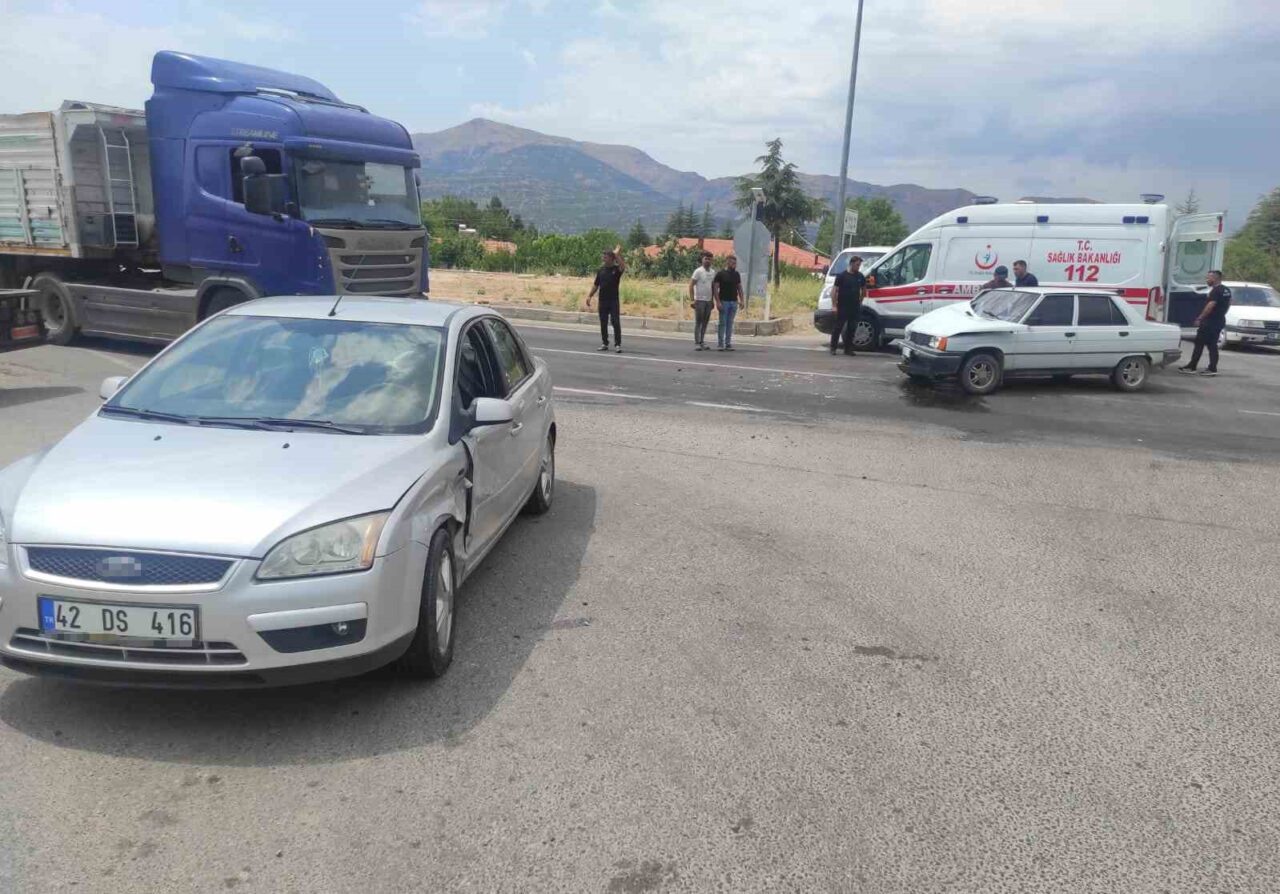 Isparta'nın Şarkikaraağaç ilçesinde iki otomobilin kavşakta çarpışması sonucu Mustafa E.,