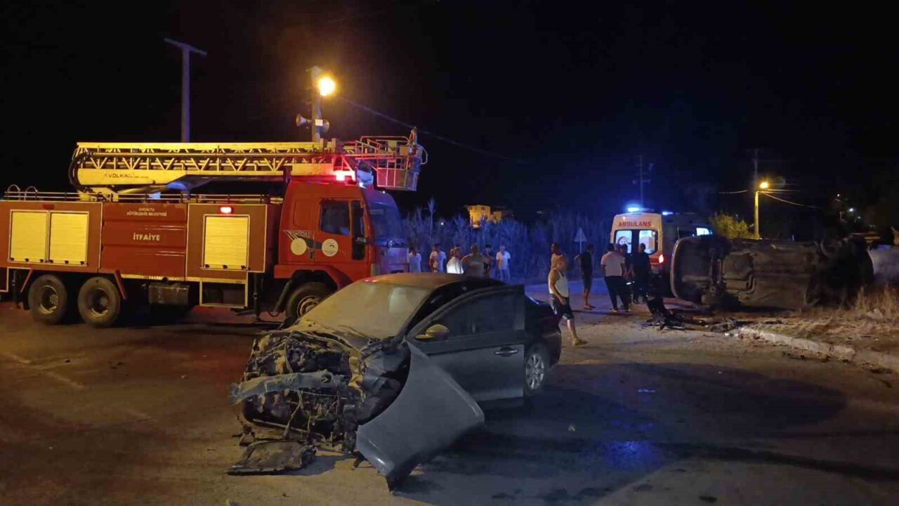 Antalya'nın Manavgat ilçesinde iki otomobilin çarpışması sonucunda Sezgin K., Melih