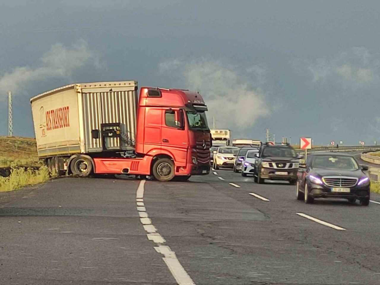 Ardahan'da etkili sağanak yağış trafik kazasına yol açtı. Ortageçit köyü