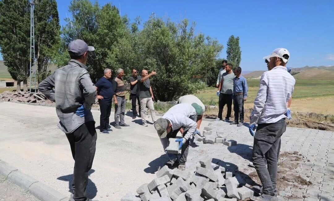 Doğubayazıt Kaymakamı Murat Ekinci, Bulakbaşı köyünde kilit parke yol yapım