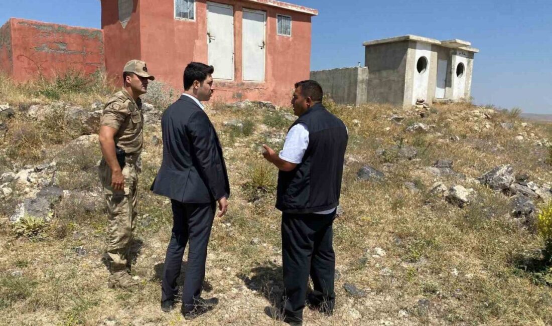 Digor Kaymakamı Ahmed Tayyib Kahraman, köy ziyaretleri sırasında Yeniköy'de vatandaşlarla