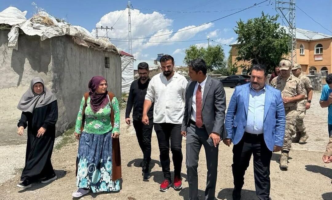 Ağrı’nın Hamur İlçe Kaymakamı Mehmet Nasip Mahir, köy içindeki parke