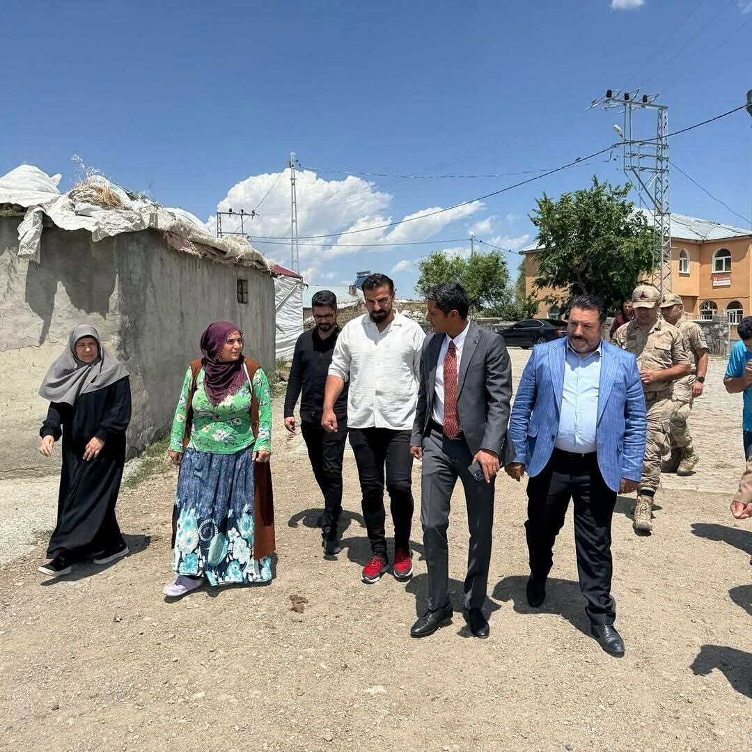 Ağrı’nın Hamur İlçe Kaymakamı Mehmet Nasip Mahir, köy içindeki parke