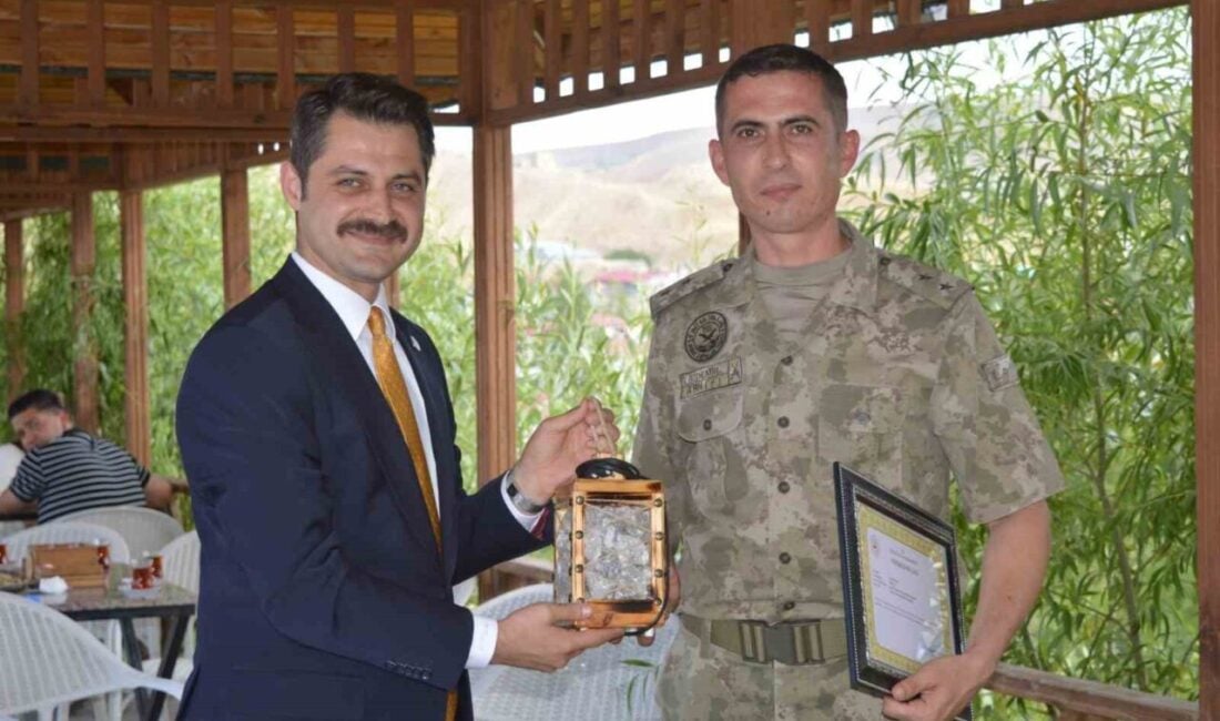 Tuzluca Kaymakamı Abdüllatif Yılmaz, Garnizon Komutanı Piyade Üsteğmen Uğur Özdemir