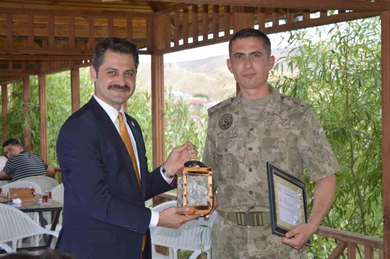Tuzluca Kaymakamı Abdüllatif Yılmaz, Garnizon Komutanı Piyade Üsteğmen Uğur Özdemir