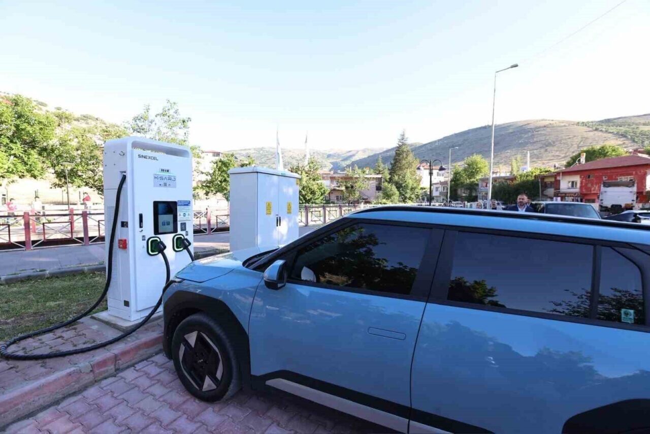 Kayseri Büyükşehir Belediyesi, 73 elektrikli araç şarj istasyonu ile günlük