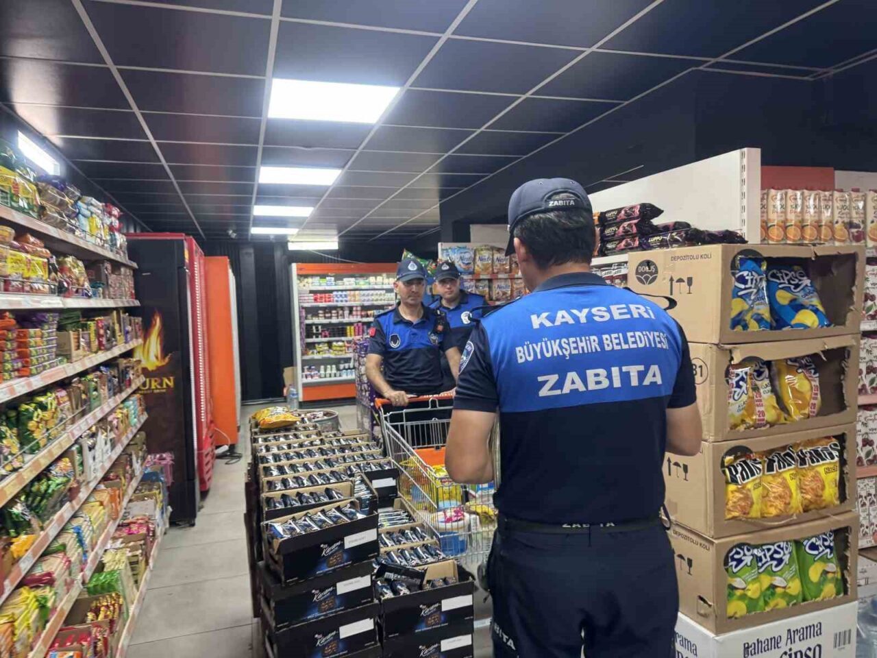 Kayseri Büyükşehir Belediyesi, halk sağlığını korumak amacıyla marketlerde denetimlerini sıklaştırdı.