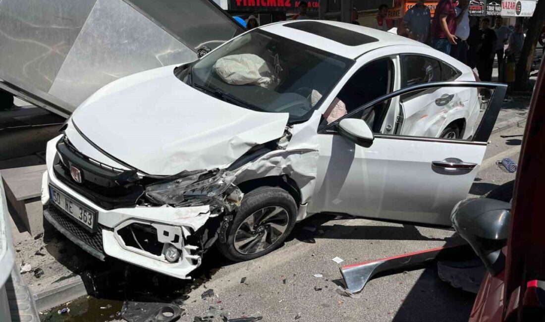 Kayseri’nin Kocasinan ilçesinde iki otomobilin çarpışması sonucu 1 kişi hafif