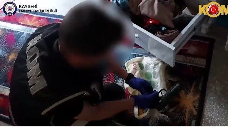 Kayseri'de polis, silah ticareti yaptıkları belirlenen H.C.Y. ve Y.Ç. isimli