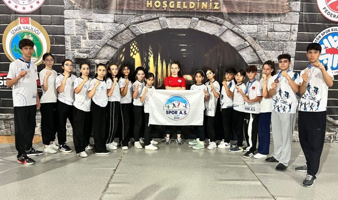 Kayseri Büyükşehir Belediyesi Spor A.Ş. sporcuları, İzmir'de düzenlenen Türkiye Kick