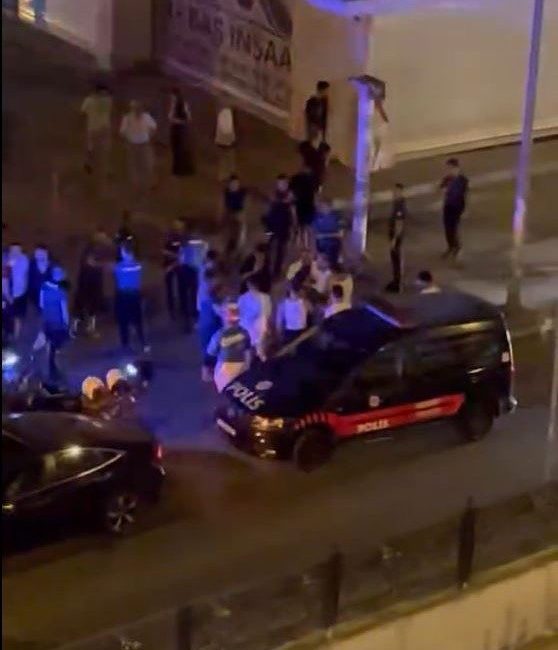 İstanbul Esenyurt'ta bir motosiklet ile otomobilin karıştığı kazanın ardından sürücüler