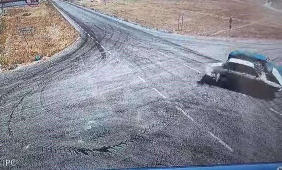 Nevşehir'in Kozaklı ilçesindeki Akpınar köyü kavşağında iki otomobil çarpıştı. Çarpmanın