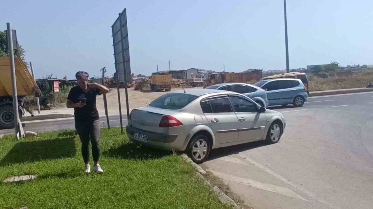 Antalya'nın Manavgat ilçesinde D-400 Karayolu'nda iki otomobil çarpıştı. Kazanın ardından