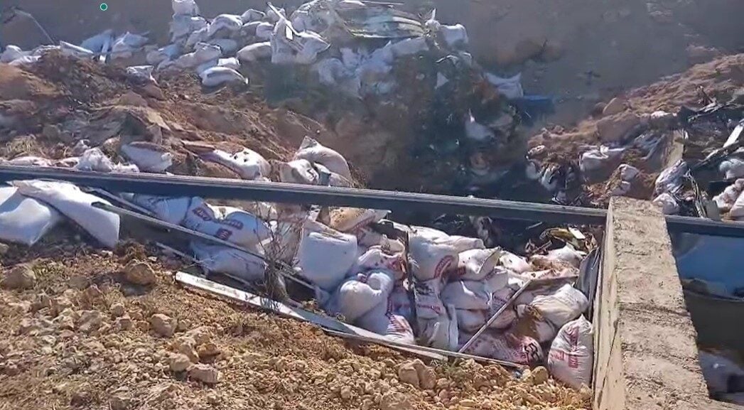 Hatay'ın Kırıkhan ilçesinde bir tır kontrolsüz şekilde devrildi ve yangın