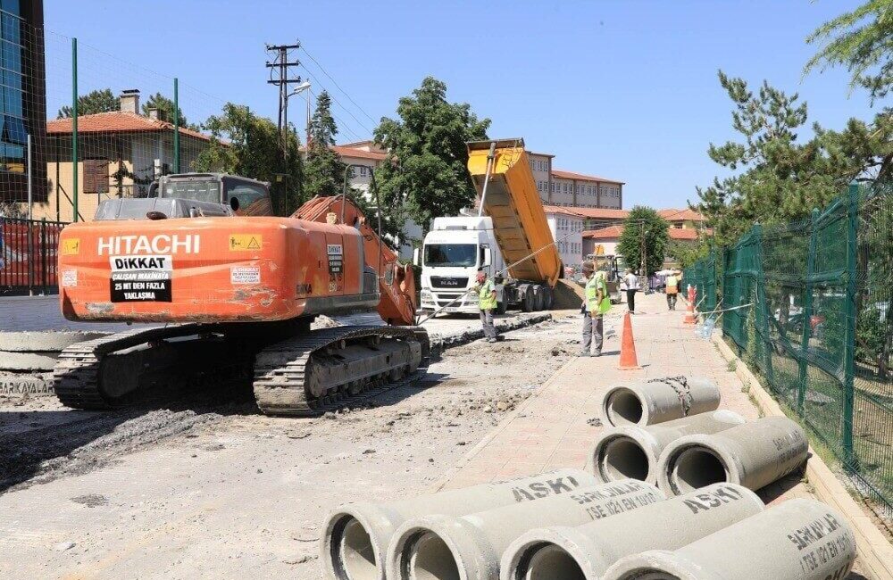 Keçiören Belediyesi, ilçede altyapı ve üstyapı çalışmalarına devam ediyor. Eski