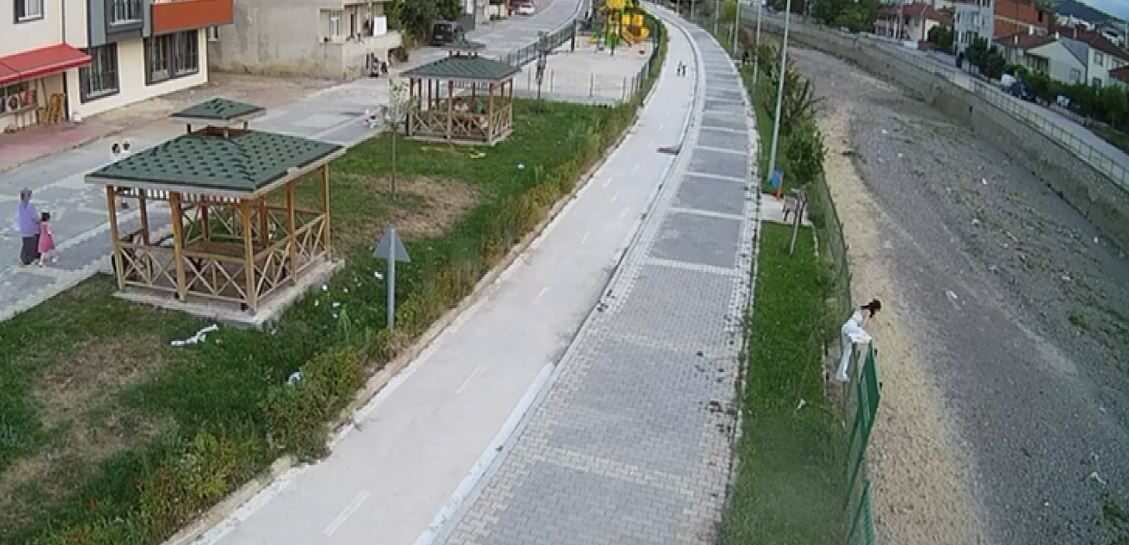 Tokat'ın Erbaa ilçesinde Derya Bolat (23), mahsur kalan bir kediyi