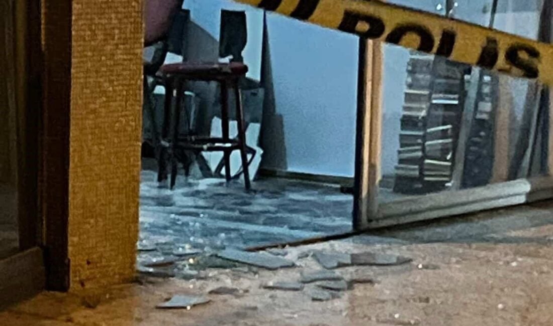 Ankara’nın Keçiören ilçesinde bir grup genç, tartıştıkları dükkana 6 el